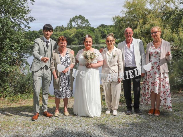 Le mariage de Elodie et Aurélie à Plouigneau, Finistère 32