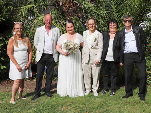 Le mariage de Elodie et Aurélie à Plouigneau, Finistère 44