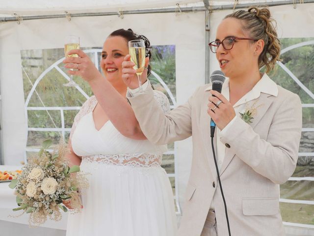 Le mariage de Elodie et Aurélie à Plouigneau, Finistère 45