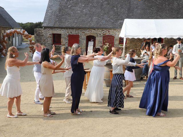 Le mariage de Elodie et Aurélie à Plouigneau, Finistère 51