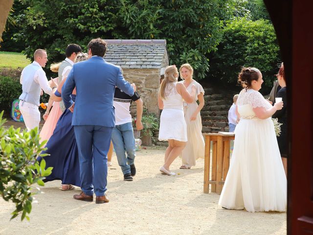 Le mariage de Elodie et Aurélie à Plouigneau, Finistère 53