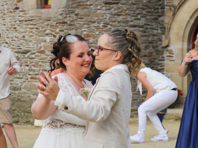 Le mariage de Elodie et Aurélie à Plouigneau, Finistère 54