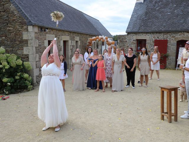 Le mariage de Elodie et Aurélie à Plouigneau, Finistère 57