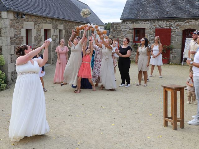 Le mariage de Elodie et Aurélie à Plouigneau, Finistère 58