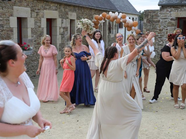 Le mariage de Elodie et Aurélie à Plouigneau, Finistère 59