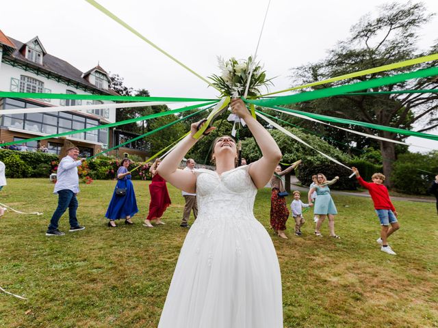 Le mariage de Thomas et Clémence à Cassel, Nord 33