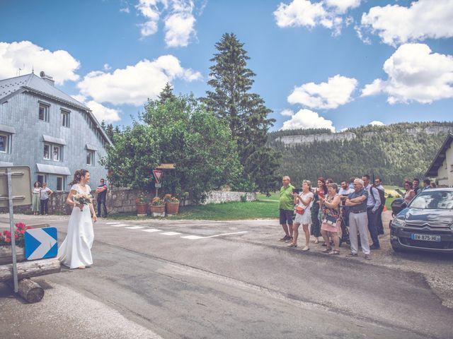 Le mariage de Clément et Juliette à Chapelle-des-Bois, Doubs 8