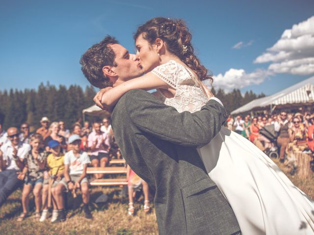 Le mariage de Clément et Juliette à Chapelle-des-Bois, Doubs 1