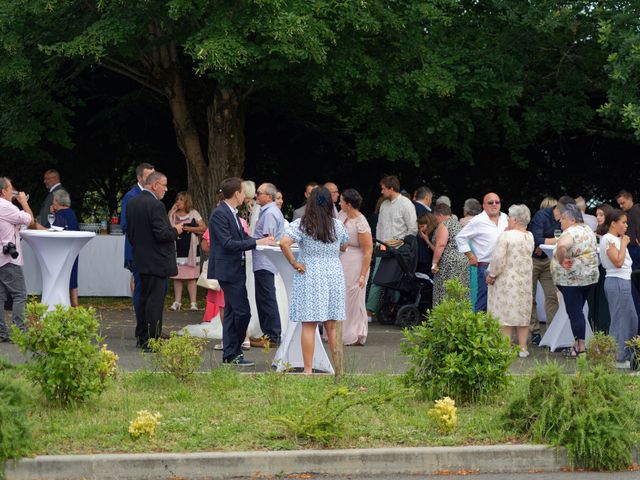 Le mariage de John et Laëtitia à Ambarès-et-Lagrave, Gironde 39