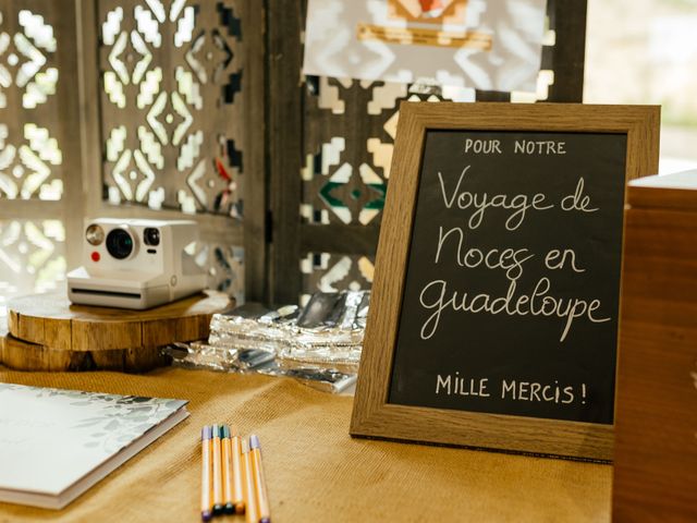 Le mariage de Cyril et Emma à Saint-Thomas-la-Garde, Loire 37