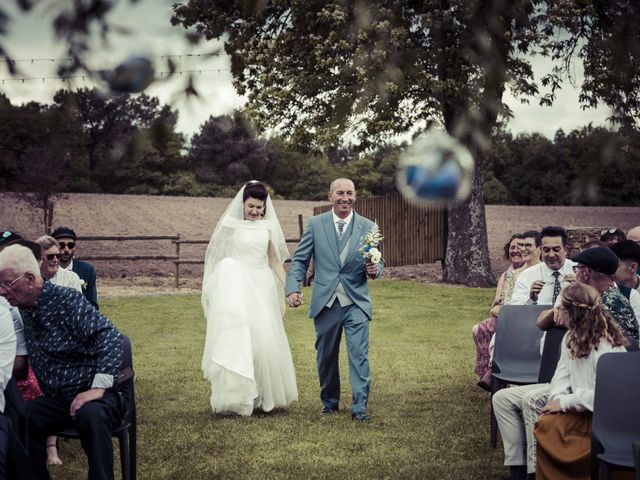 Le mariage de Romain et Agnès à Bouillé-Courdault, Vendée 17