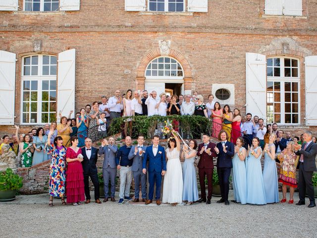 Le mariage de Romain et Laura à Varennes, Haute-Garonne 64