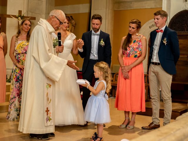 Le mariage de Damien et Bérengère à Saint-Alban-de-Montbel, Savoie 14