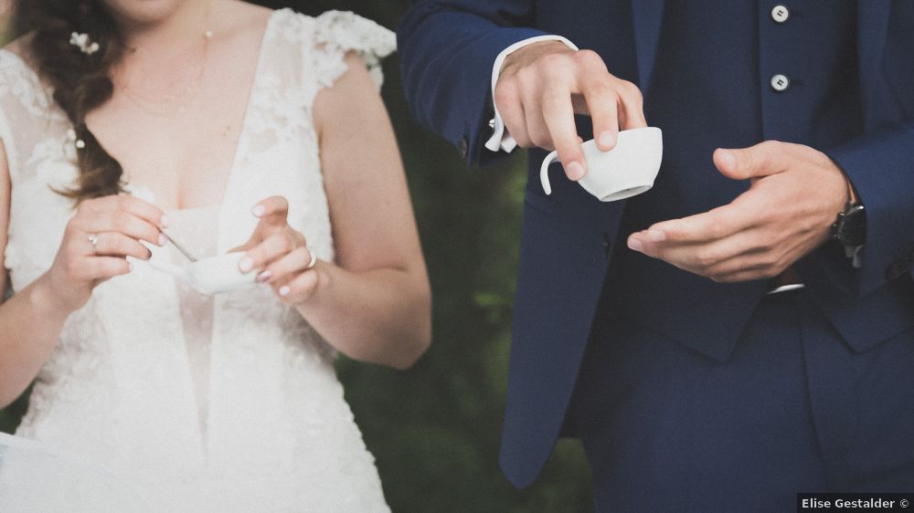 mariés avec tasse de thé en céramique blanches