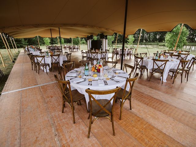 Le mariage de Alexandre et Johanne à Montrieux-en-Sologne, Loir-et-Cher 59