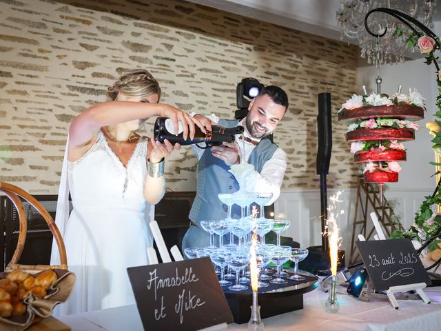 Le mariage de Mike et Annabelle à Le Pin-en-Mauges, Maine et Loire 33