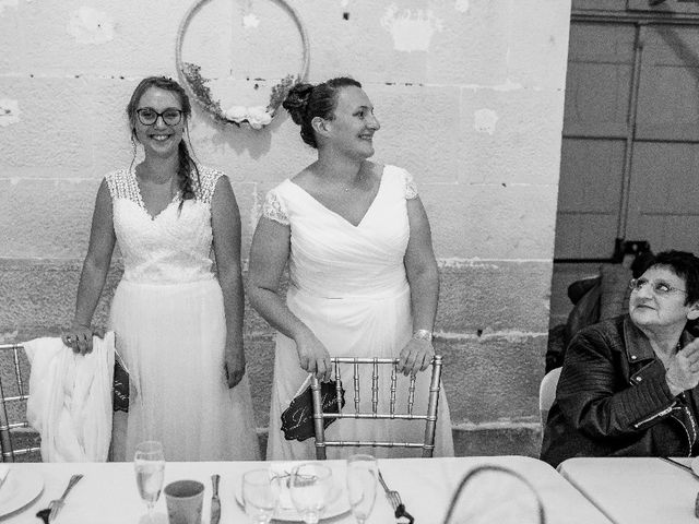 Le mariage de Emilie et Victoria à Semur-en-Auxois, Côte d&apos;Or 31