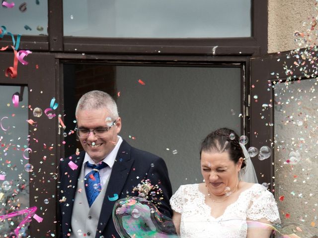 Le mariage de Mickael et Isabelle à Brenat, Puy-de-Dôme 3