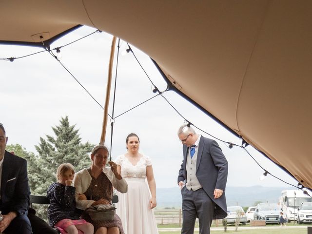 Le mariage de Mickael et Isabelle à Brenat, Puy-de-Dôme 4