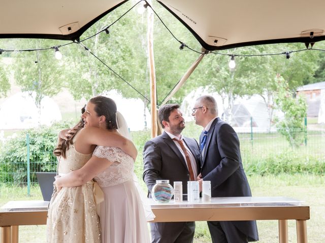 Le mariage de Mickael et Isabelle à Brenat, Puy-de-Dôme 6