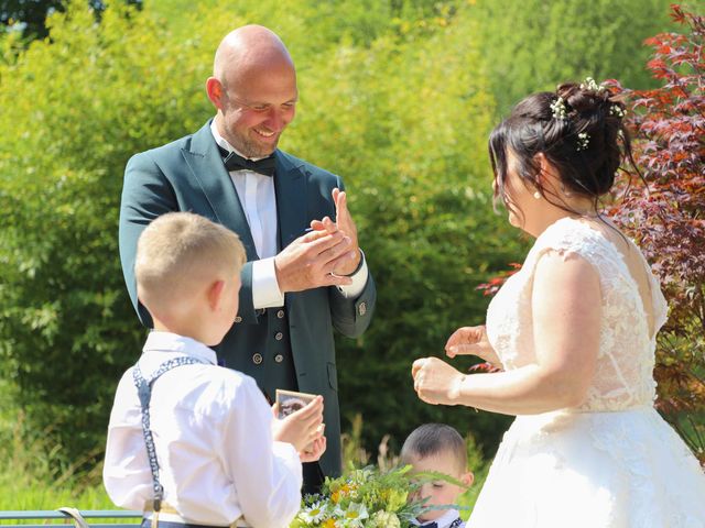 Le mariage de Gaël et Sarah à Plougonven, Finistère 31