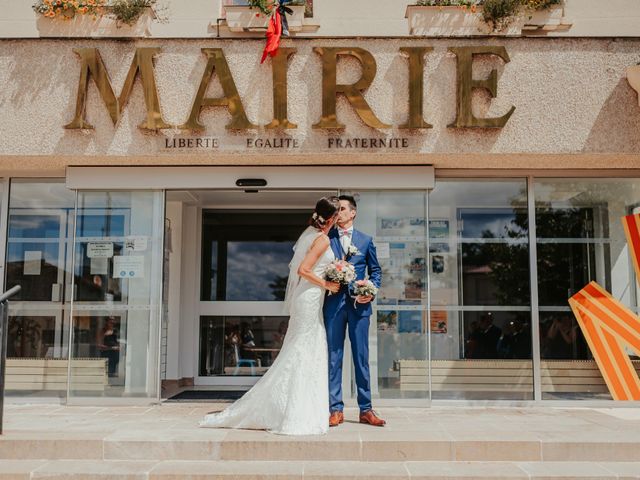 Le mariage de Julien et Tiphaine à Chambles, Loire 32