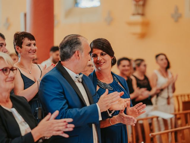 Le mariage de Julien et Tiphaine à Chambles, Loire 44