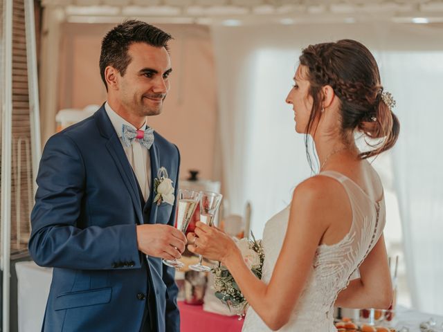 Le mariage de Julien et Tiphaine à Chambles, Loire 72