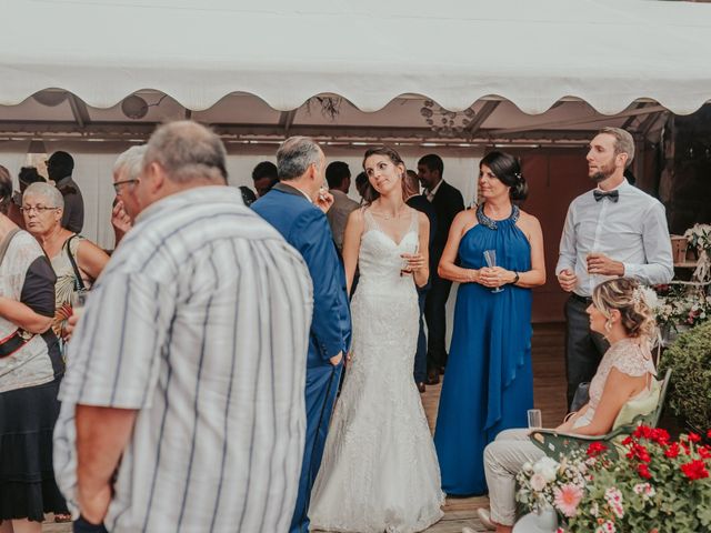 Le mariage de Julien et Tiphaine à Chambles, Loire 74