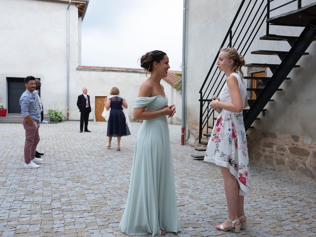 Le mariage de Julien et Alexandra à Mornand-en-Forez, Loire 4