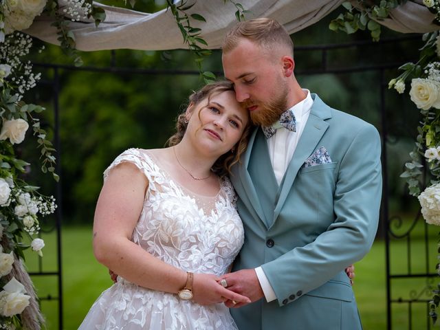 Le mariage de Romain et Gwendoline à Saint-Pierre-le-Moûtier, Nièvre 29