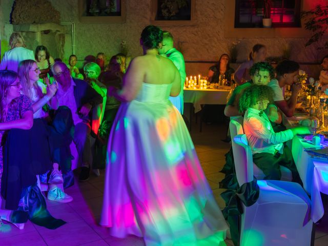 Le mariage de Axelle et Beatriz à Tartaras, Loire 48