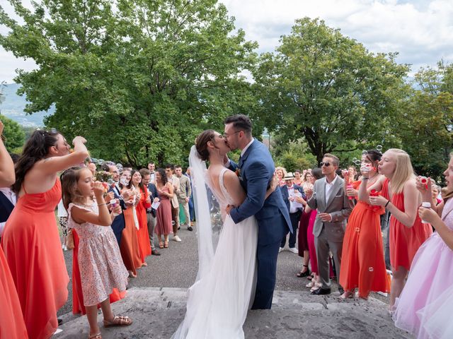 Le mariage de Loïc et Alexia à Saint-Vincent-de-Mercuze, Isère 32