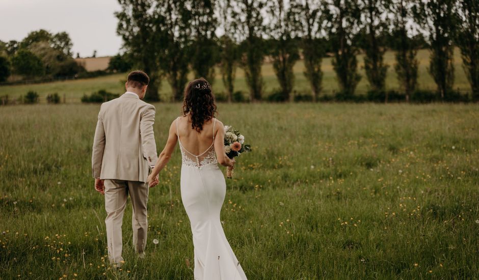 Le mariage de Tom et Typhène à Saulges, Mayenne