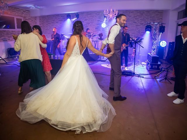 Le mariage de Valentin et Delphine à Le Pin-en-Mauges, Maine et Loire 141
