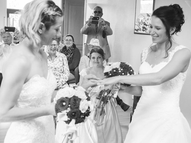 Le mariage de Séverine et Céline à Cagnoncles, Nord 13
