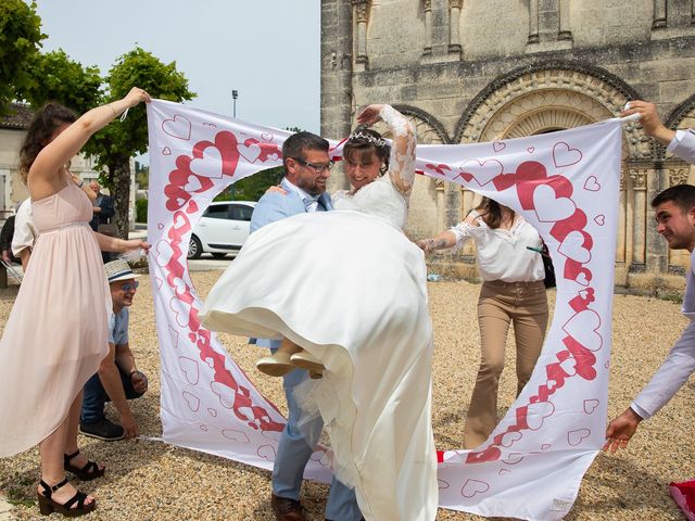 Le mariage de Cassandre et Xavier à Saint-Martin-de-Coux, Charente Maritime 35