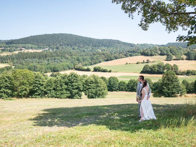 Le mariage de Thomas et Benedicte à Riotord, Haute-Loire 35