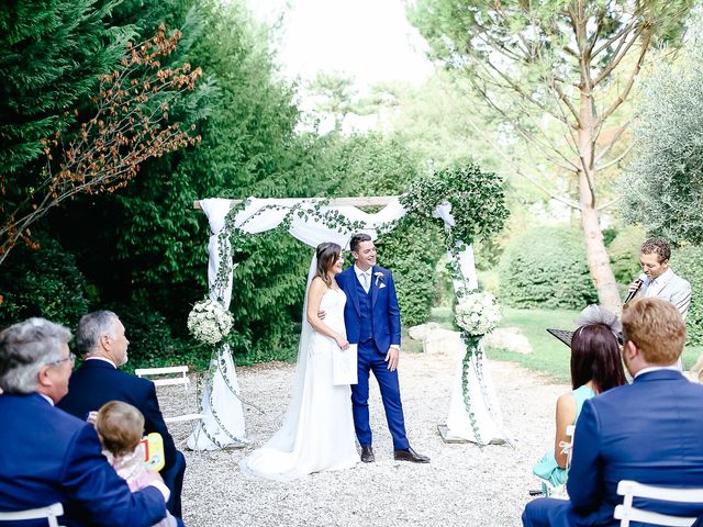 Le mariage de James et Victoria à Châteauneuf-de-Gadagne, Vaucluse 11
