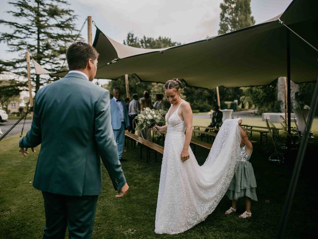 Le mariage de Thibault et Caroline à Hébécrevon, Manche 17