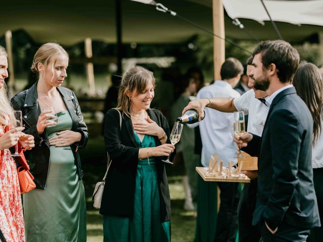 Le mariage de Thibault et Caroline à Hébécrevon, Manche 42