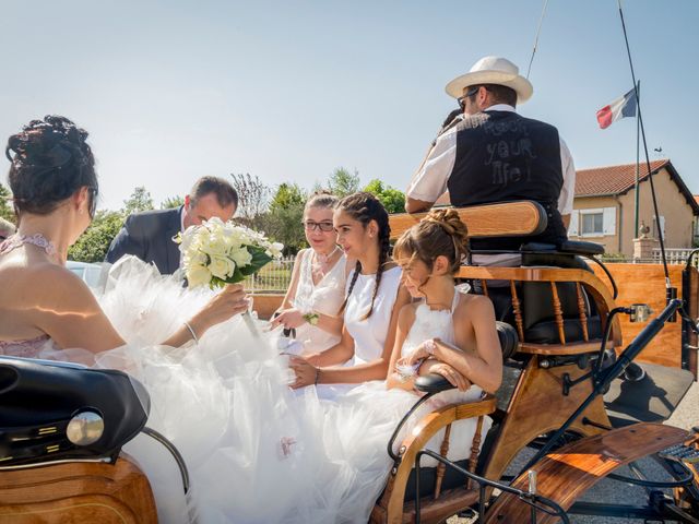 Le mariage de Hervé et Isa à Saint-Étienne-des-Oullières, Rhône 1