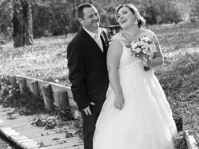 Le mariage de Sébastien  et Aurelie à Échallat, Charente 3