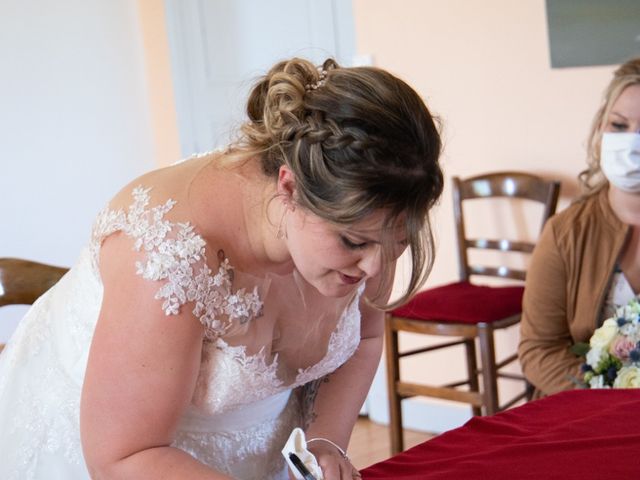 Le mariage de Sébastien  et Aurelie à Échallat, Charente 5