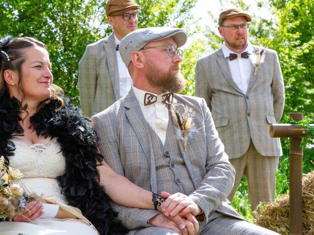 Le mariage de Stéphanie et Emmanuel à Moyon, Manche 24