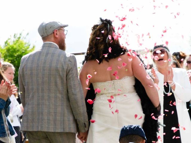 Le mariage de Stéphanie et Emmanuel à Moyon, Manche 28