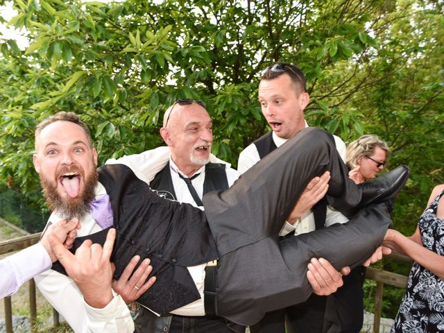 Le mariage de Bastien et Sandra à Villeneuve-de-Berg, Ardèche 12