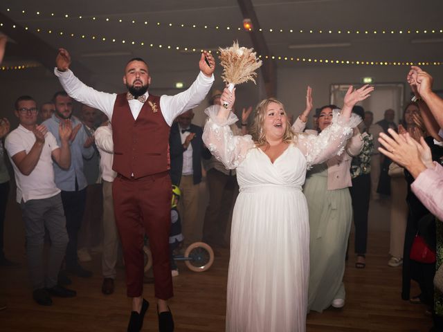 Le mariage de Jordan et Élodie à Lonlay-l'Abbaye, Orne 37