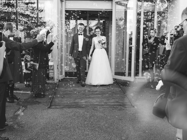 Le mariage de Julien et Elodie à Carignan-de-Bordeaux, Gironde 40