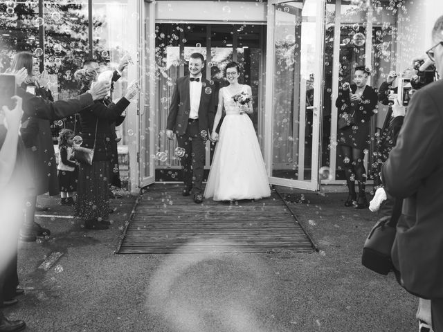 Le mariage de Julien et Elodie à Carignan-de-Bordeaux, Gironde 41